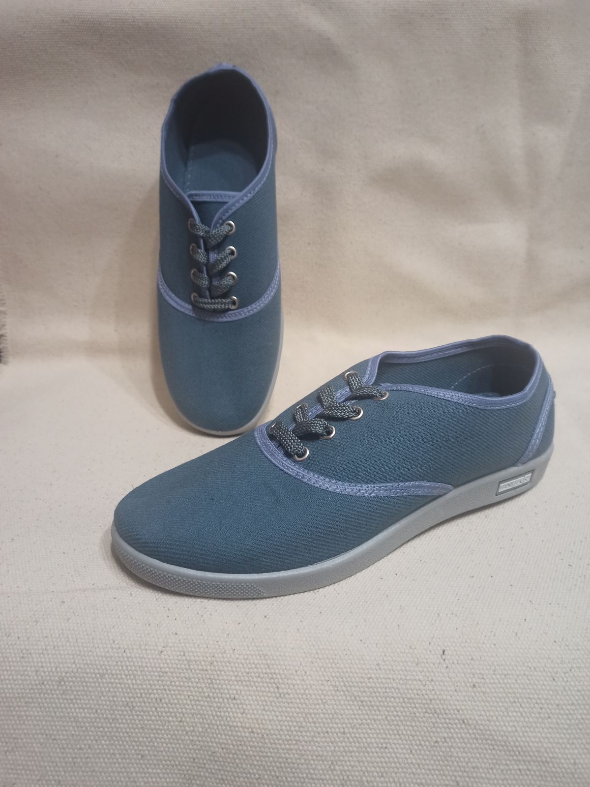 НАПІВКЕДИ ЧОЛОВІЧІ