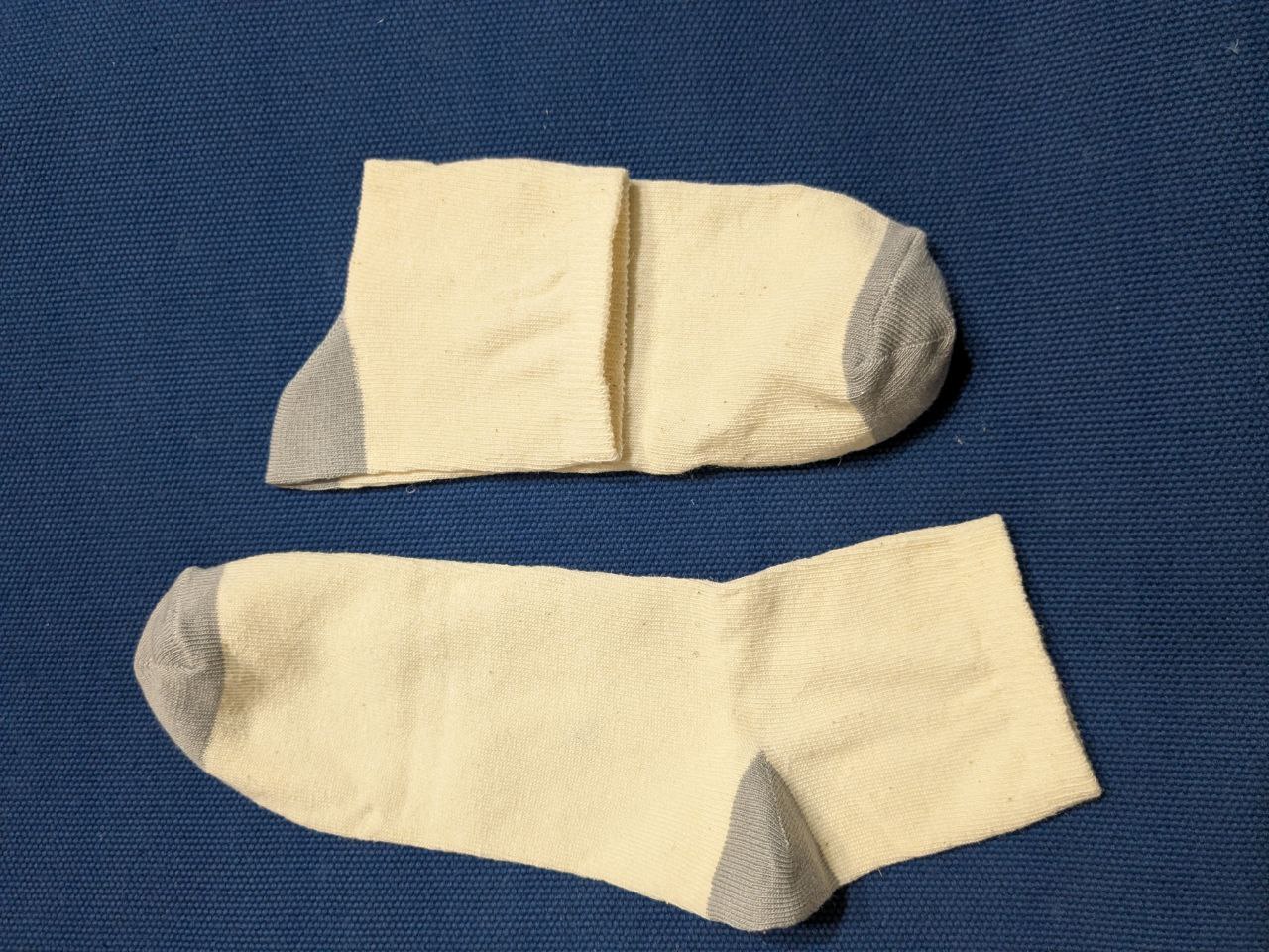 ШКАРПЕТКИ КОНОПЛЯНІ БЕЖЕВІ З СІРОЮ П`ЯТОЮ